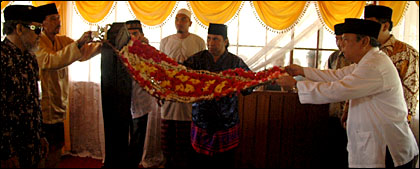Plt Bupati Kukar Samsuri Aspar bersama Putera Mahkota Kesultanan Kutai dan Menteri Sekretaris Keraton memasang Bunga Lompo di pusara permaisuri Sultan AM Moeslihoeddin