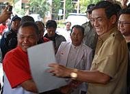 Asisten III Setkab Kukar HM Imron (kanan) saat menerima pernyataan sikap dari Helmi Kurniawan