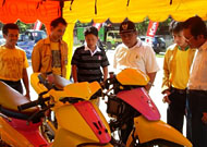 Ketua Partai Golkar Samsuri Aspar (kaos putih) didampingi pengurus KOC Kukar menyaksikan sepeda motor modifikasi anggota KOC