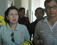 Ketua Umum KONI Pusat Rita Subowo didampingi Ketua I KONI Pusat Hendarman Supandji ketika berada di Tenggarong Seberang