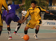 Pertandingan futsal yang digelar di lapangan parkir Stadion Rondong Demang mampu menarik perhatian warga Tenggarong