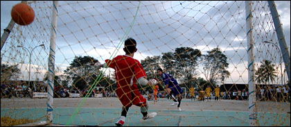 Salah satu pertandingan pada babak penyisihan Turnamen Futsal yang harus diselesaikan lewat adu tendangan penalti