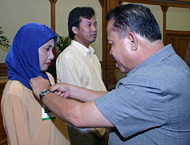 Assisten IV Pemkab Kukar Drs H Basran Yunus MM tengah memasang tanda peserta secara simbolis pada sosialisasi Kebijakan Perdagangan Luar Negeri