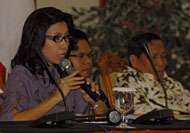 Ketua KPU Rinda Desianti saat memimpin rapat pleno penetapan hasil Pemilu 2009