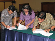 Ketua KPU Kukar Rinda Desianti (tengah) saat menandatangani berita acara penetapan hasil Pemilu