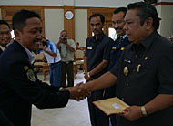 Ketua KTI Kaltim Iman Ardiansyah (kiri) menyerahkan Pedoman Dasar KTI dan Permensos RI No 83/2005 kepada Wabup H Samsuri Aspar