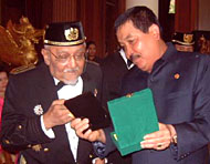Sultan Kutai HAM Salehoeddin II (kiri) saat tukar-menukar cenderamata dengan Kajati Kaltim Masri Djinin SH