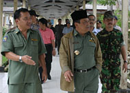 Direktur RSUD AM Parikesit dr Teguh Widodo (kiri) mendampingi Bupati Kukar melakukan peninjauan di instansinya
