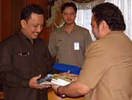 Assisten II Pemkab Kukar HAR Mohd Haryanto Bahroel (kanan) ketika menyerahkan cenderamata kepada Ketua DPRD Nagan Raya NAD M Ali Al Fatah SAg