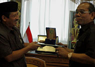 Ketua rombongan Komisi C DPRD Kota Semarang Imam Mukti Aziz (kiri) saat menerima cenderamata dari Kepala Diskencana Kukar HM Idrus SY