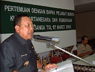 Bupati Kukar Hadi Sutanto ketika berada di Sanga-Sanga, Kamis (17/03) siang