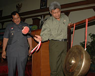 Menteri Kehutanan RI HMS Ka'ban didampingi Bupati H Syaukani HR menutup lokakarya mengenai kehutanan dengan pemukulan gong