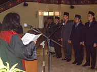 Ketua Pengadilan Negeri Dada Tuwa Tobu SH saat mengambil sumpah jabatan 5 anggota Panwas Pilkada Kukar 2005