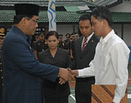 Plt Sekkab HM Aswin menyerahkan remisi secara simbolis kepada salah seorang warga binaan Lapas Tenggarong
