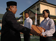 Wabup H Samsuri Aspar secara simbolis menyerahkan remisi kepada perwakilan warga binaan Lapas Tenggarong