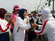 Ketua DWP Kukar Hj Anna Husni Thamrin menerima bibit pohon dari Kasubag Pemberdayaan Perempuan Lilis Mardiana (kanan)