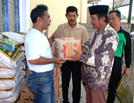 Ketua BAZ Kukar Alimuddin Mandu (kanan) menyerahkan bantuan kepada Ketua Posko Kebakaran