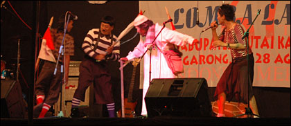 Aksi panggung kelompok Komplinplan di atas pentas Lomba Lawak se-Kukar tahun 2005
