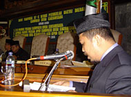 Ketua Panwas Pilkada Kukar Suroto SSos MSi ketika menyampaikan LPJ-nya di hadapan Rapat Paripurna VI DPRD Kukar