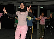 Para penari dari berbagai kelompok seni budaya di Kukar turut dilibatkan dalam tari massal Ragam Panorama Odah Etam
