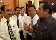 Ketua LPKK H Syamsul Khaidir (kiri) dan jajaran pengurus LPKK saat mendengarkan arahan langsung Bupati Kukar H Syaukani HR