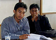 Koordinator LSM BOM Kukar Efri Novianto (kiri) akan melaporkan JPU ke Komisi Kejaksaan