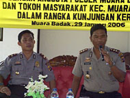 Kapolres Kukar AKBP Darmawan Sutawijaya (kanan) bersama Kapolsek Iptu M Adenan AS SH ketika berdialog dengan masyarakat Muara Badak