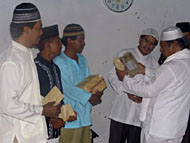 Wabup Samsuri Aspar (kanan) saat menyerahkan bantuan dana kepada pengurus masjid An-Nur dan warga setempat