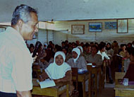 Salah seorang instruktur dari LPMP Kaltim saat menyampaikan materi kepada peserta Diklat KTSP bagi pendidik se-Marang Kayu