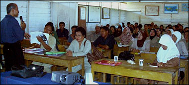 Suasana Diklat KTSP yang dilaksanakan di SDN 001 Desa Sebuntal, Kecamatan Marang Kayu