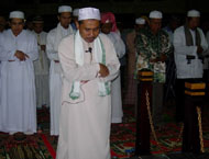 H Abdullah Syukri saat mengimami sholat Tarawih di Masjid Agung Sultan Sulaiman Tenggarong