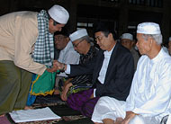 Salah seorang petugas pengumpul uang shalawat Masjid Agung saat melaksanakan tugasnya