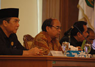 Mendiknas RI Prof Dr Bambang Sudibyo MBA diapit Ketua DPRD H Bactiar Effendi (kiri) dan Bupati H Syaukani HR saat memberikan pengarahannya
