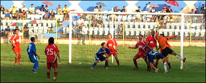 Salah satu kemelut yang terjadi didepan gawang Barito Putra dalam laga ke-11 Divisi I Liga Indonesia di Stadion Rondong Demang, Minggu (26/06) sore