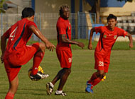 Para pemain Mitra Kukar saat melakukan latihan ringan di Stadion Rondong Demang, Tenggarong, tadi sore