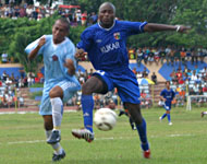 Pemain asing Mitra Kukar Owono Eric Serge (kanan) berduel dengan salah seorang pemain Persekaba Badung