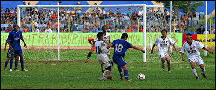 Suasana pertandingan antara Mitra Kukar vs Persid Jember di Stadion Rondong Demang, Tenggarong, Minggu (03/04) sore