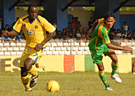 Bationo Germain (kiri) menyumbang 1 gol bagi Mitra Kukar