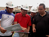 Direktur BLI Joko Driyono (baju merah) didampingi Manajer Tim Mitra Kukar H Fahmi (kanan) memperhatikan desain Stadion Madya Tenggarong Seberang