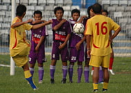 Tendangan bebas oleh pemain Mitra Kukar (kuning) ke arah pertahanan PS Unmul (ungu)