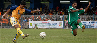 Pemain belakang Persipare, Iqbal (kanan), berupaya menahan bola yang ditendang Iswanto
