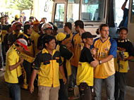 Para anggota Mitman menyalami para pemain Mitra Kukar yang baru tiba di Tenggarong usai partai tandang ke Papua dan Maluku