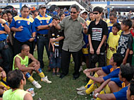 Ketua Umum Mitra Kukar Sugiyanto (tengah) bersama manajemen dan pemain Mitra Kukar