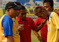 Manajer Tim Mitra Kukar H Fahmi (kiri) dan pelatih Nus Yadera (tengah) berharap agar Fery Aman Saragih dkk mampu bermain maksimal saat melawan PSP Padang