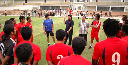 Ketua Umum Mitra Kukar Sugiyanto (baju hitam) tengah memberikan arahan kepada para pemain Mitra Kukar