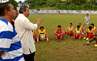 Ketua Umum Mitra Kukar Sugiyanto didampingi Manajer Tim H Fahmi (kiri) saat memberikan motivasi kepada seluruh pemain untuk kembali mengalahkan PSM Makassar, Rabu (03/12) lusa