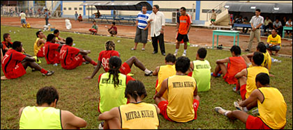 Seluruh pemain dan ofisial Mitra Kukar tampak serius mendengarkan arahan dari Sugiyanto usai latihan di Stadion Rondong Demang