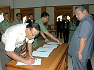 Wabup Kukar Samsuri Aspar tengah menyaksikan Manajer PT Mahakam Sumber Jaya WP Santoso menandatangani MOU dengan FT Unikarta
