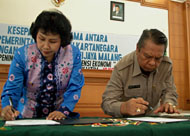 Dekan Fakultas Peternakan Unibraw Prof Hartuti bersama Plt Bupati Kukar Samsuri Aspar menandatangani  kesapakatan kerjasama antara kedua belah pihak