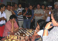 Pertarungan catur simultan bersama pecatur cilik Chelsea Monica yang menarik perhatian karyawan dan mitra kerja VICO Indonesia